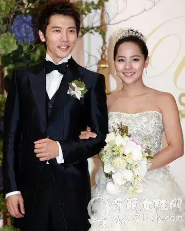 柳真奇太映婚礼图片曝光 柳真和奇太映蜜月亲密照十指紧扣