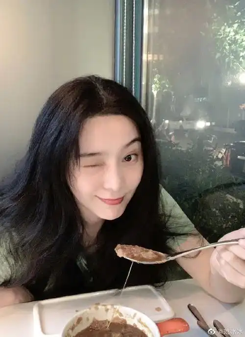 范冰冰素颜美照曝光 拿勺子对镜头凹造型
