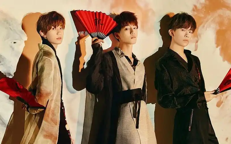 tfboys五周年曝全新中国风写真兄弟三人各执自己名字红扇意气风发