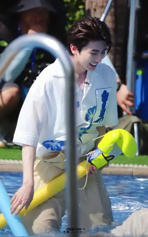 奔跑吧蔡徐坤#3836383736313834 跑男路透·三亚点击