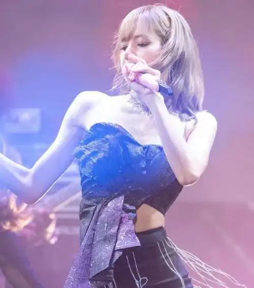 lisa自信挑战内衣外穿当看到她侧身的一刹那不愧是人间芭比