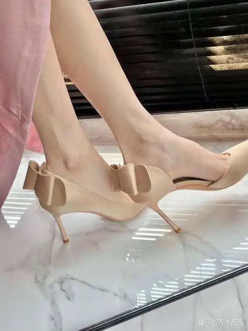 高跟鞋是一种经典的女性鞋款,其魅力不仅来自于它的时尚感,还有诸多与