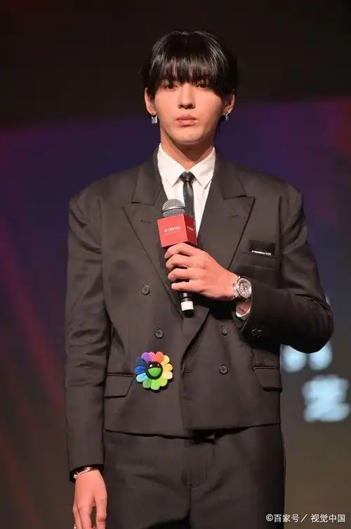 差点没认出,吴亦凡成功瘦回当初模样,奶气"锅盖头"发型超抢镜