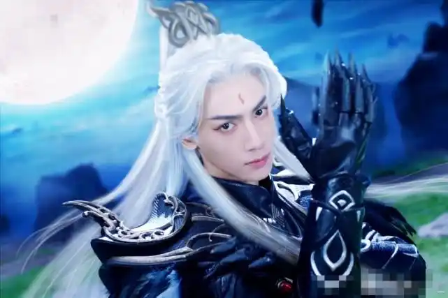 原创罗云熙新古装黑衣银发高冷帅气有种犬夜叉中杀生丸的感觉