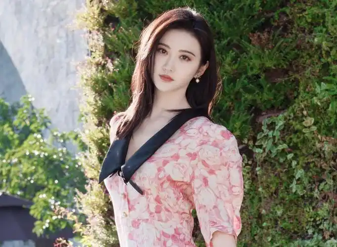 2021年3月8日,景甜与张彬彬搭档主演的奇幻悬疑爱情剧《司藤》开播,她