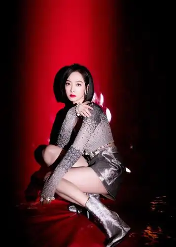 上衣短款露腰的裁剪展现出纤细迷人的小腰,大u领秀事业线也是让人眼前