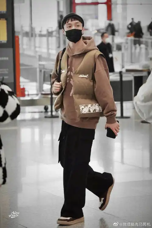 张艺兴棕色卫衣机场路透##张艺兴卡其色卫衣马甲机场路透
