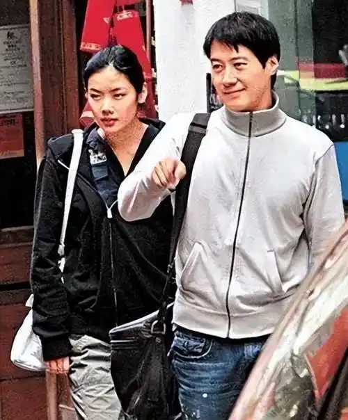 黎明是个传统的男人,希望妻子赶紧生个孩子,在家相夫教子.