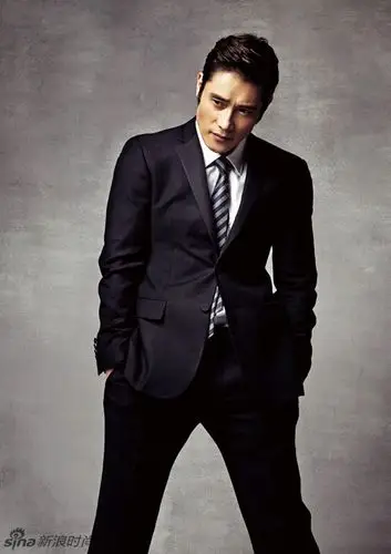 李秉宪,官方身高177,真实身高168.数据来自韩国军方.