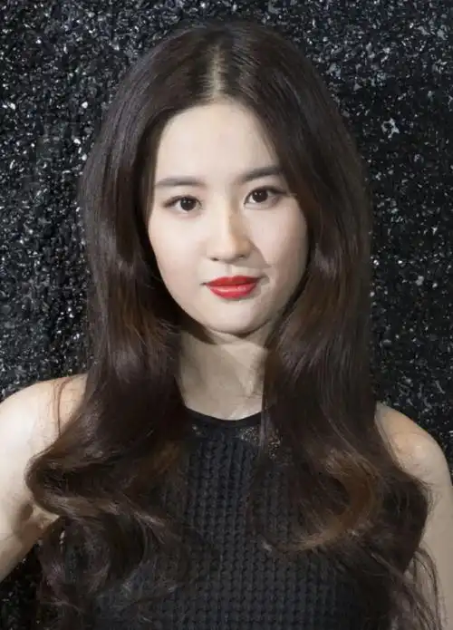 刘亦菲也有驾驭不了的发型,赫本的刘海在她头顶,感觉不太搭调插图8