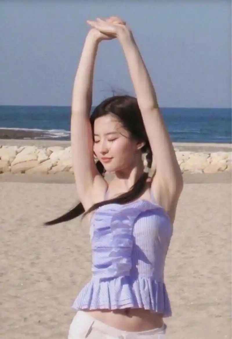 刘亦菲吊带裙的青春感,夏天必备