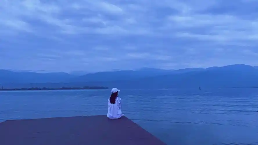 秦岚晒海边游客照随性惬意诠释文艺浪漫