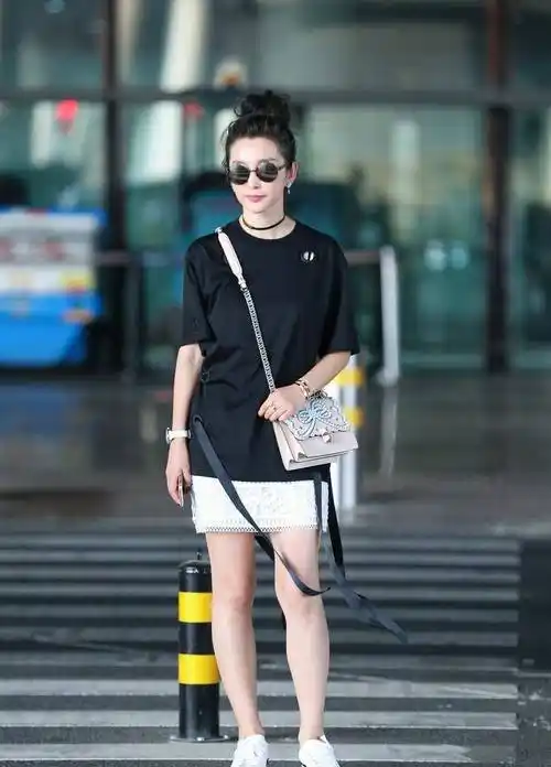 李冰冰机场成功"扮美",大t恤配健美裤青春减龄,说她47岁谁信_造型