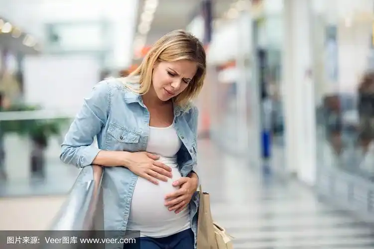 孕妇摸着肚子,很痛