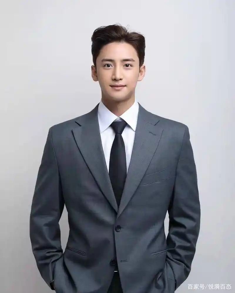 西装男的身材好有料,解开西装是质感的肌肉,让人看了心跳加速