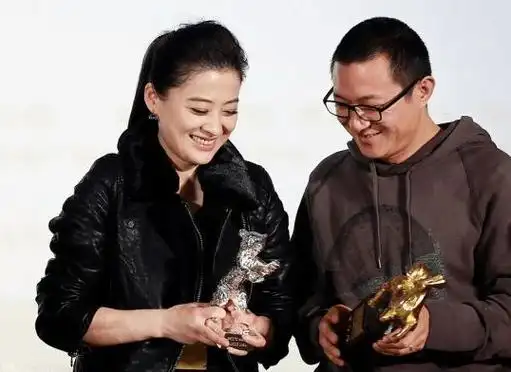 后来梅婷和摄影师曾剑因拍摄电影《推拿》而相识,2012年在香港闪婚.