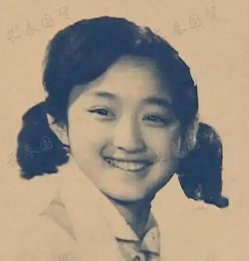 从小美到大 杨钰莹童年旧照甜美_小时候