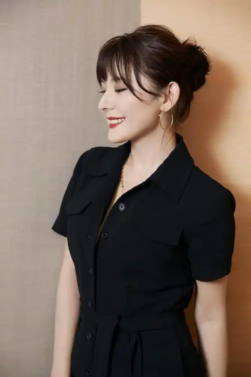 热依扎高调美一回,连体裤系腰带穿出170效果,扎丸子头气质减龄