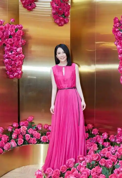 49岁俞飞鸿逆生长,穿露肩裙气质惊艳!小16岁的江疏影还真比不过