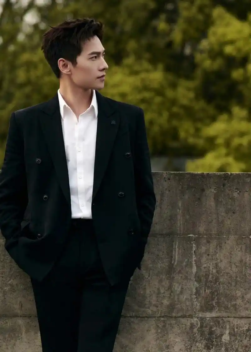 杨洋黑西装白衬衫造型,黑白配,绝杀!