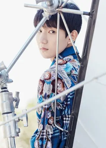 王源最新十月杂志写真图片