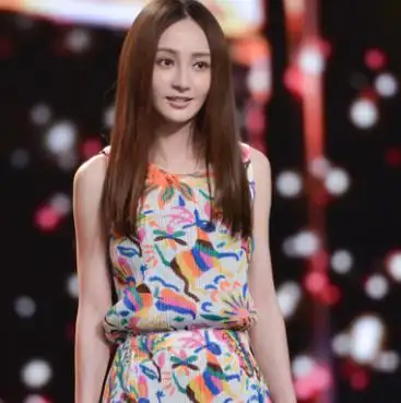 41岁姚笛直播分享近况,网友发现其面部线条生硬,疑似整容了!