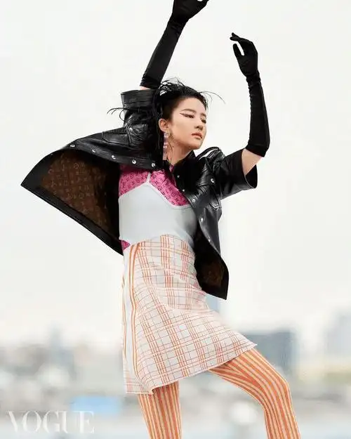 刘亦菲公主切造型亮相lv大秀新品颜色款式浮夸被吐槽太难驾驭