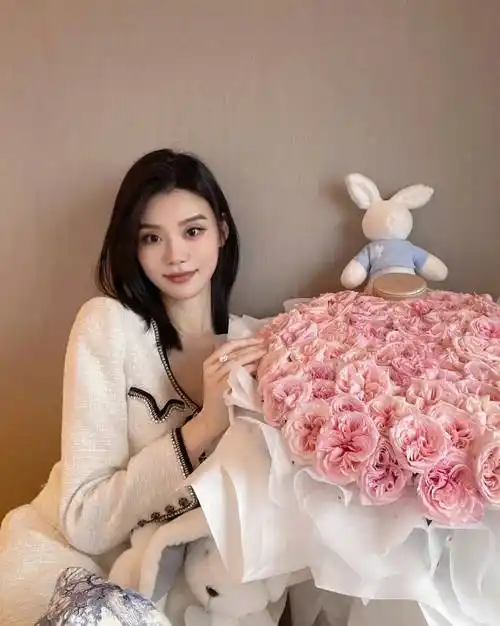 奚梦瑶情人节第一波狗粮来了,评论区羡慕_何猷君_礼物_鲜花