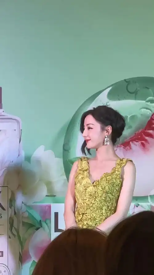 迪丽热巴力士直播##迪丽热巴绿色高定裙
