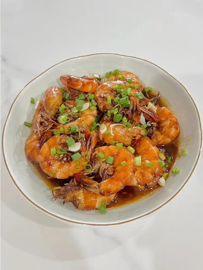 油焖虾08.08食材08 虾,蒜,小米辣,灵魂酱汁  93步 - 抖音