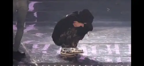 金钟仁 是谁家的小孩子在蹲着哭啊 看着好心疼-影视综视频-搜狐视频