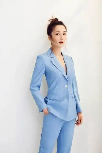 李依晓魅力西装造型曝光 简单干练气质优雅
