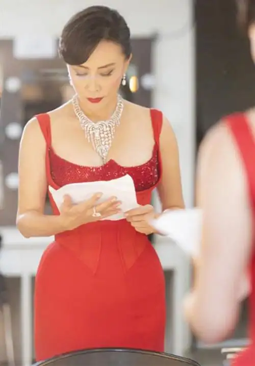 刘嘉玲换上奶奶装竟不丑,看着只有30多岁|西装|减龄|短发|长裙|连衣裙