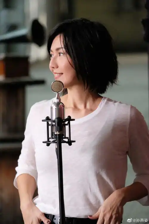 孙燕姿比v自拍#@孙燕姿女神节快乐,姐姐好适合短发啊,又飒又清爽,比v