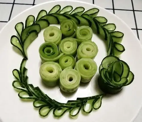 sakura的姐姐做的黄瓜切花摆盘图解(2种)