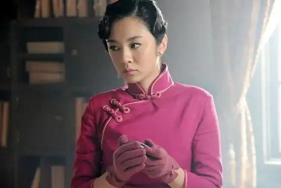 王晓晨的旗袍造型风情万种,带着不一样的熟女气息让人应接不暇!