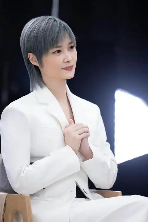 李宇春新造型来袭穿白色西装精致有型染灰色头发时髦个性