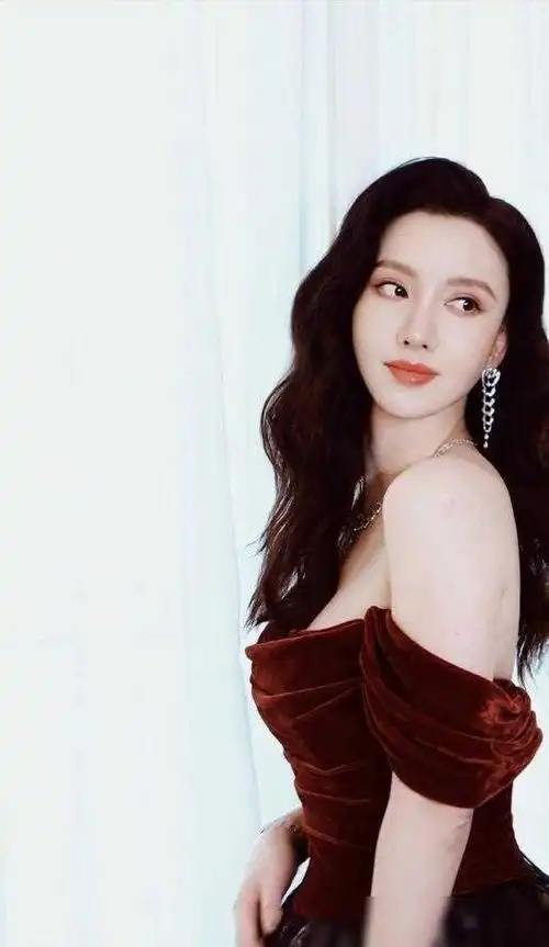 张萌中国内地女模特演员制片人主持人钢琴教师歌手