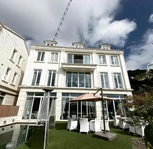 赌王女儿何超仪晒别墅内景!帽子挂满墙壁,大宅足足有三层高