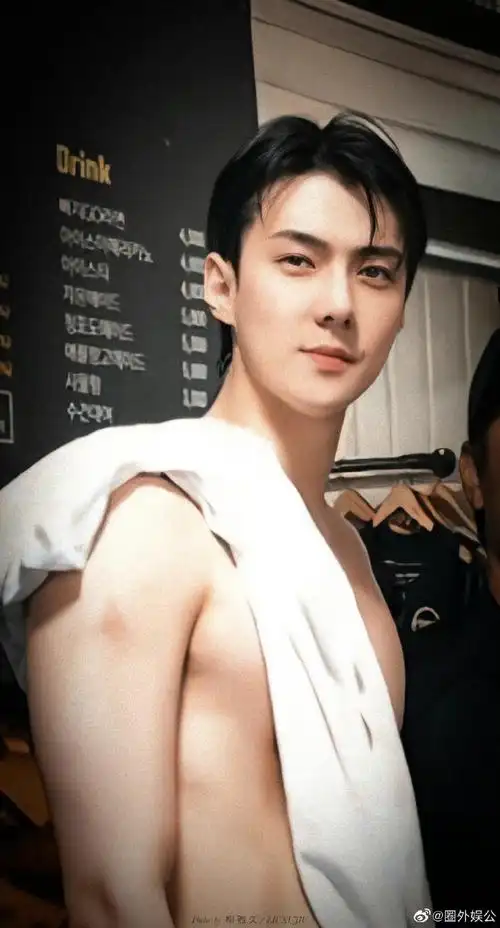 吴世勋水上乐园游玩照