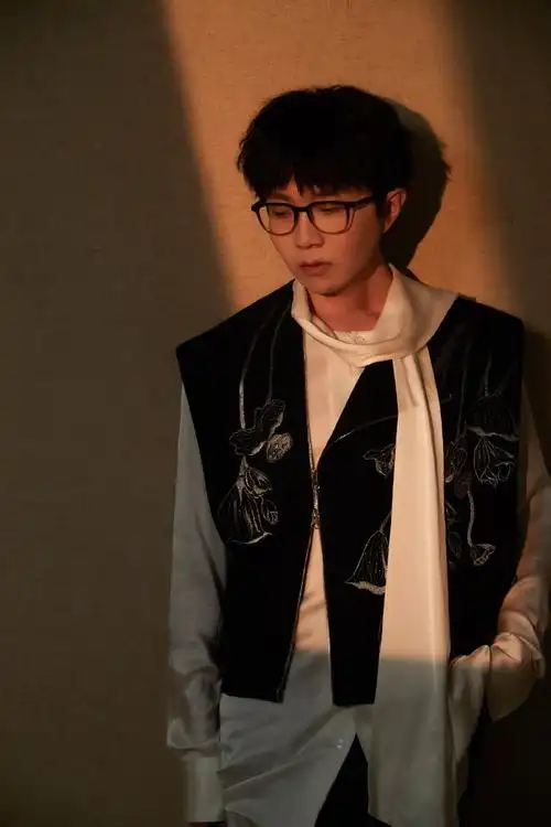 毛不易角落光影大片##毛不易眼神故事感