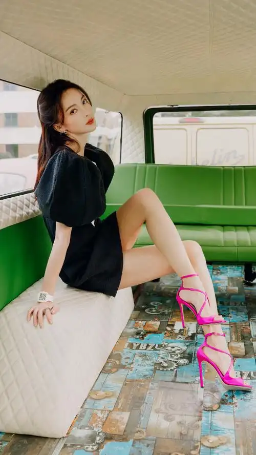 柔粉长裙书写美人的优雅,骨感金晨身姿窈窕纤美