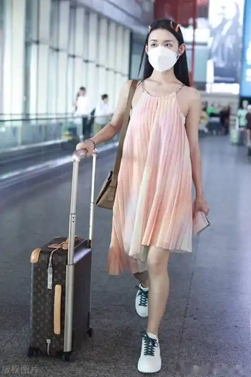 2023年8月25日,北京,蒋依依现身机场.身穿粉色吊带裙甜美清爽.