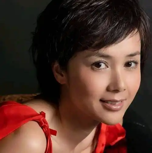 国内唯一两轮满贯演员蒋雯丽,收养孤儿,还为养女寻找亲生父母