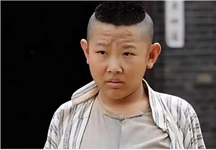 他曾演过张一山的同学,9岁时停止发育,37岁了还在演小孩