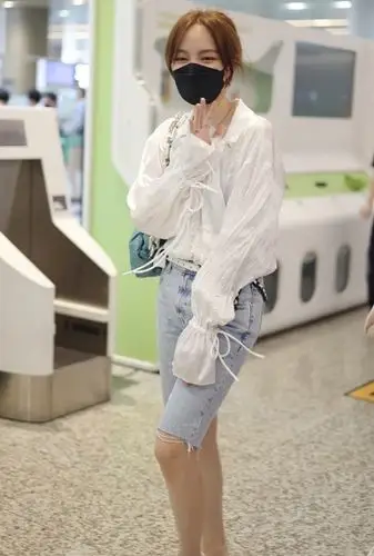孟佳机场真会穿,穿牛仔短裤出门,真潮
