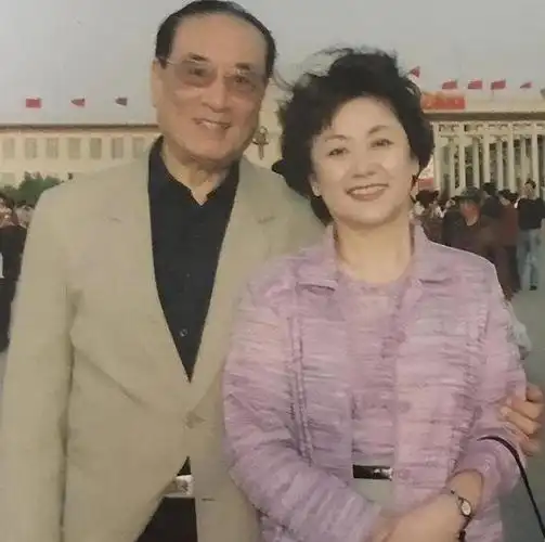 老戏骨庞学勤照顾精神病妻46年妻子离世后儿子撮合他再婚