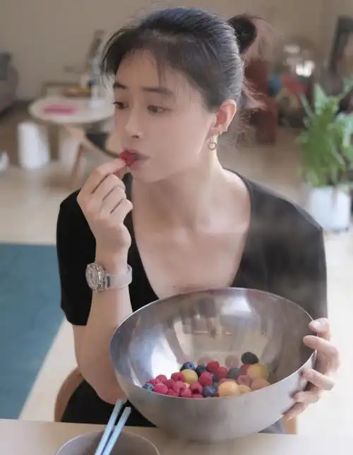 7月29日,演员蒋欣罕见地在社交平台上晒出自己最新一组照片,并配文称