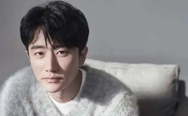 经历过三次被换角,戏份被剪到只剩下背影,后终于成实力派男演员_黄轩