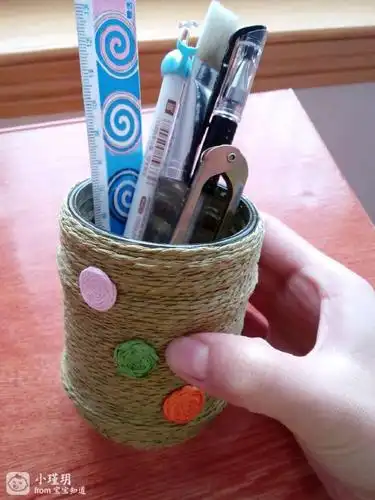 家里的芝麻酱吃完了,用来装它的小瓶瓶洗净净舍不得扔,看着桌子上散乱